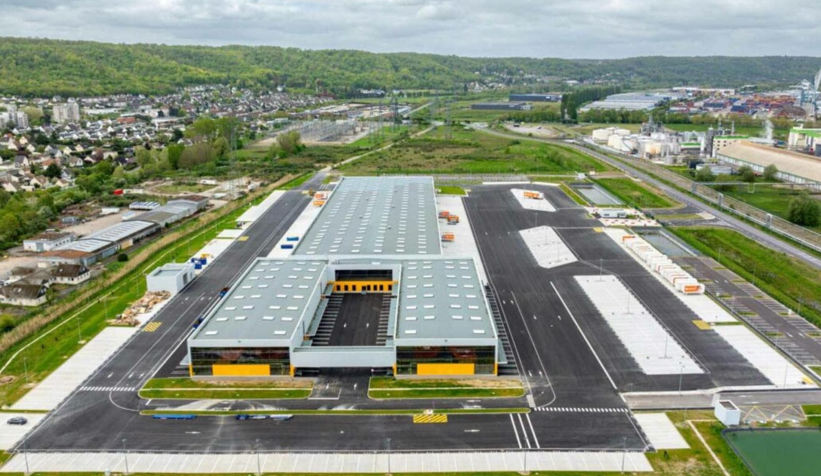 Vue d'ensemble d'une plateforme logistique de grande ampleur